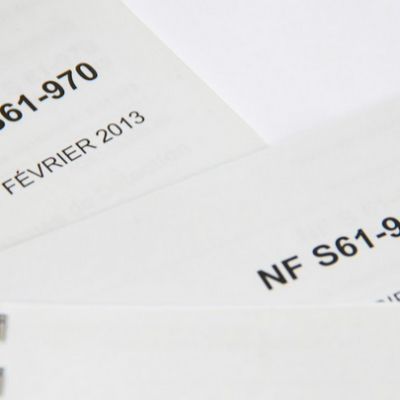 Image des noms des normes pour les systèmes de sécurité incendie.